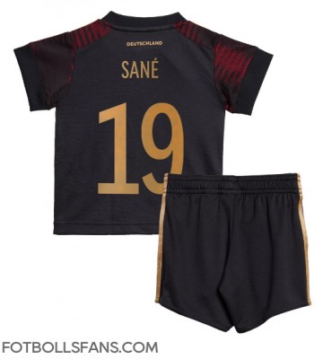 Tyskland Leroy Sane #19 Replika Bortatröja Barn VM 2022 Kortärmad (+ Korta byxor)